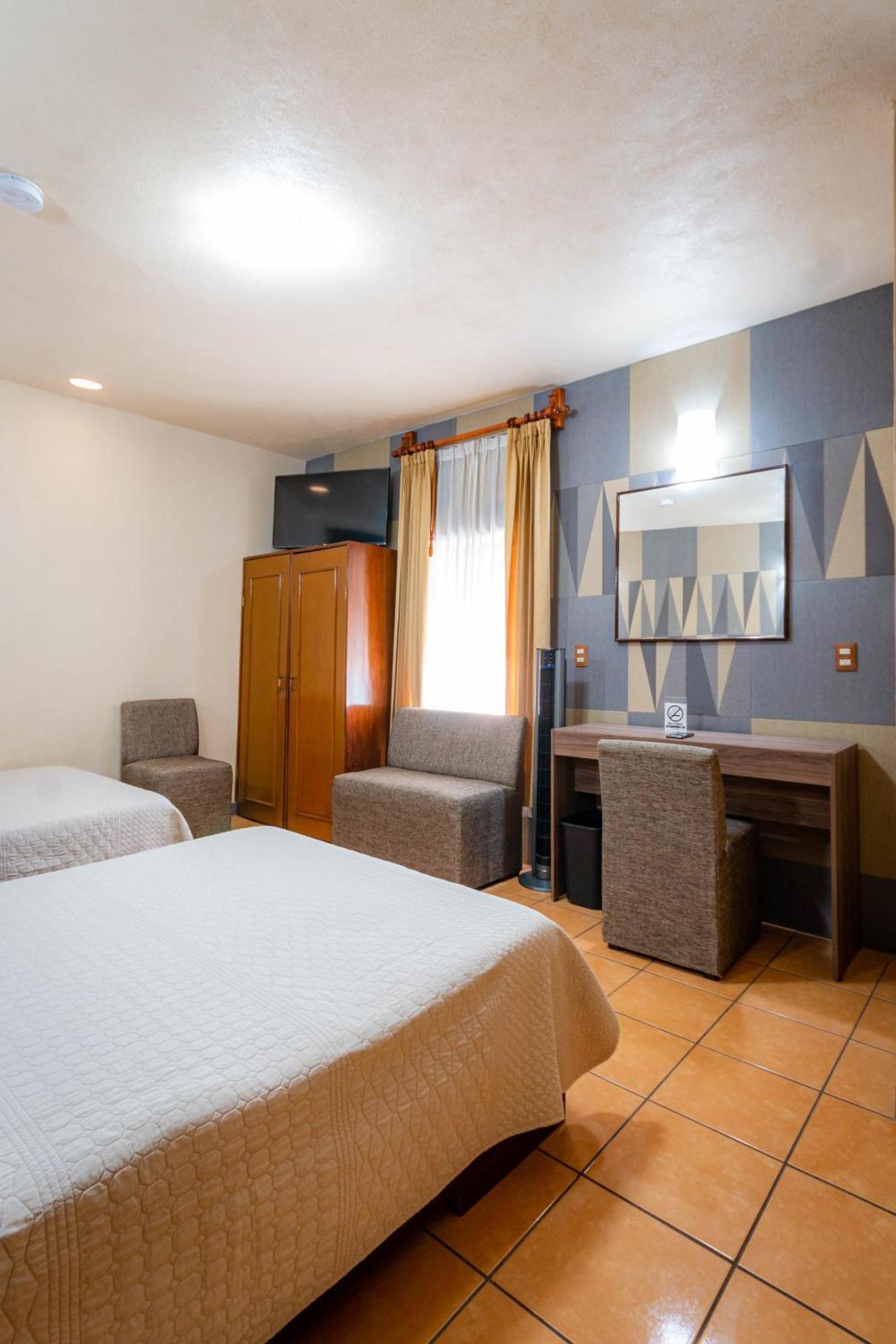Hotel Estefania Морелия Екстериор снимка