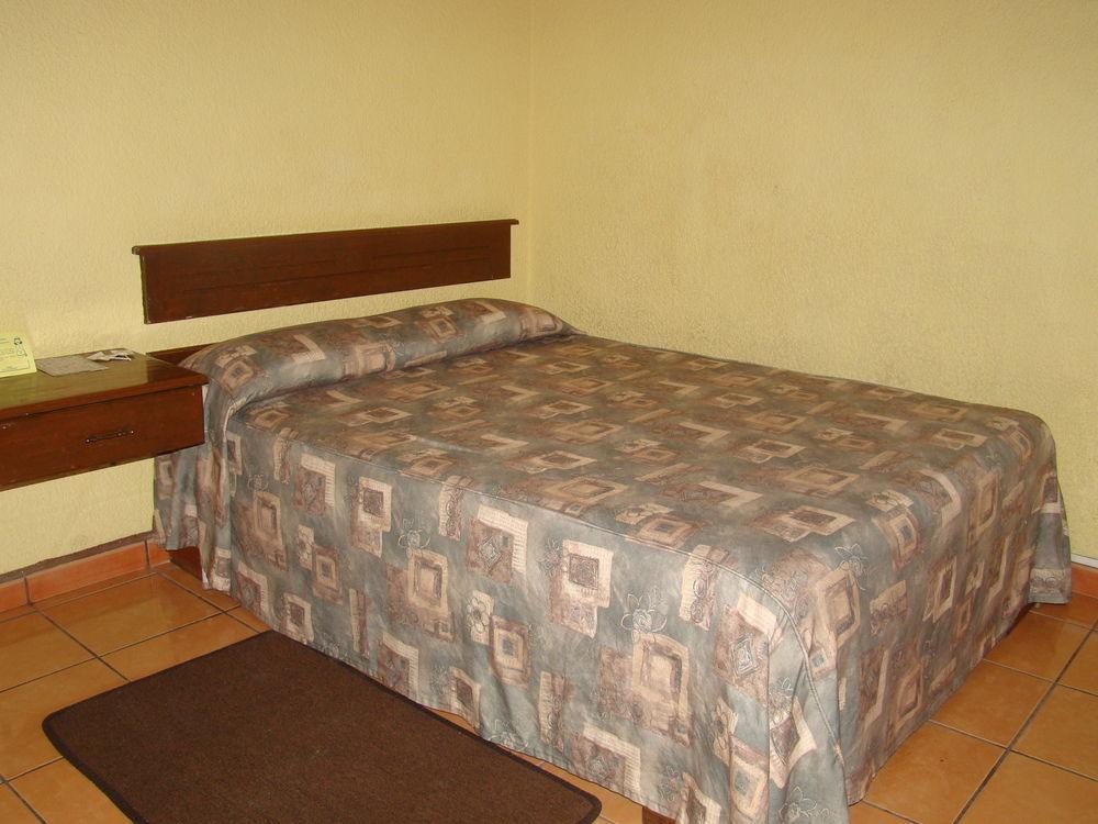 Hotel Estefania Морелия Екстериор снимка